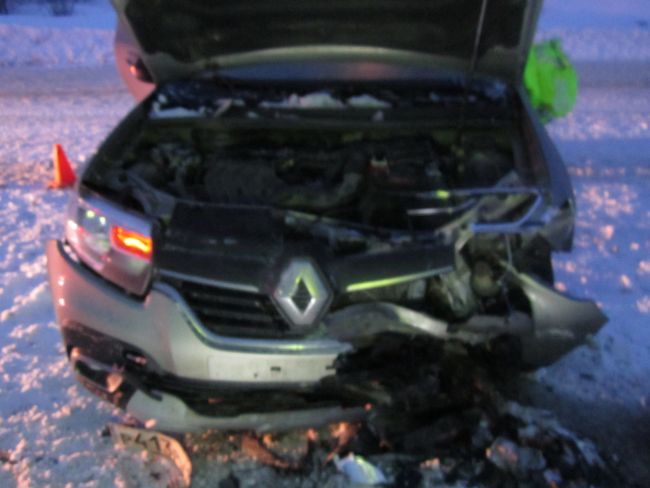 В Ухте на Югорском шоссе столкнулись Renault Logan и ВАЗ